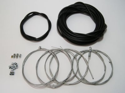 KIT COMPLETO TRANSMISIONES CON CABLE DE FRENO TRASERO CON OJAL, COLOR NEGRO. 